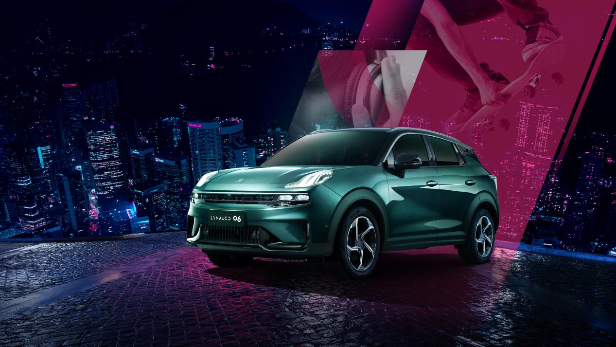 Xe SUV Lynk & Co 06 màu xanh lục bảo trong bối cảnh thành phố hiện đại về đêm với hiệu ứng ánh sáng neon