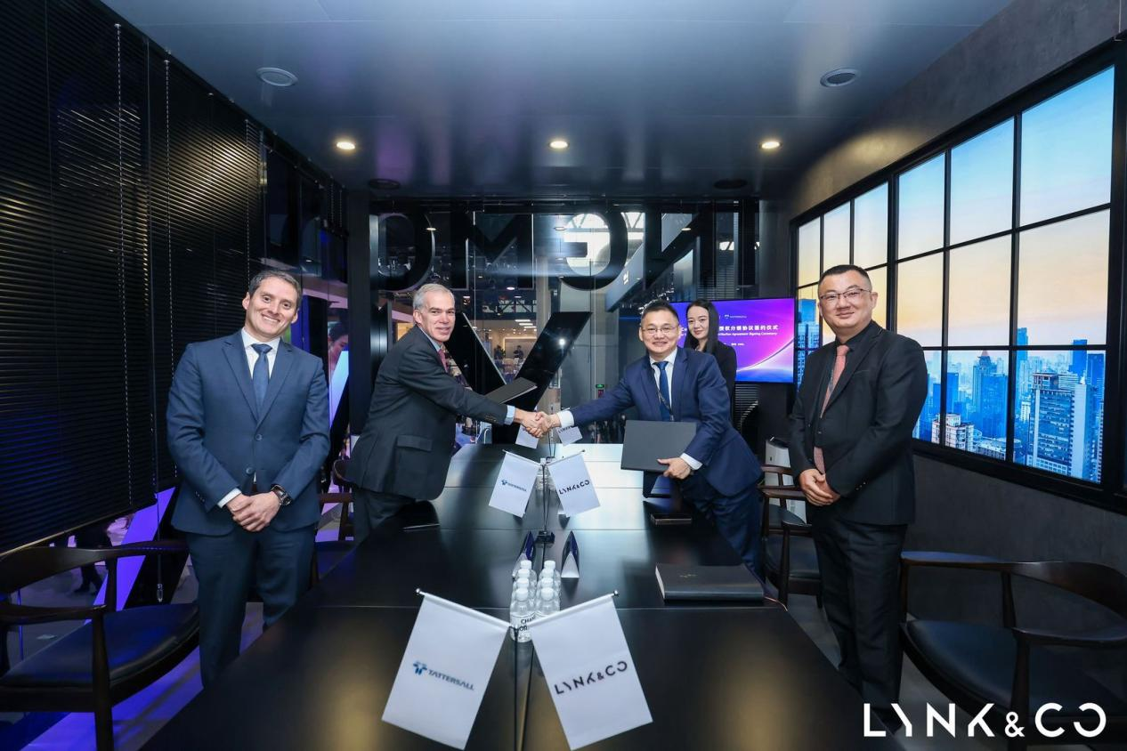 Đại diện Lynk & Co và Tattersall bắt tay tại lễ ký kết thỏa thuận phân phối chính thức.