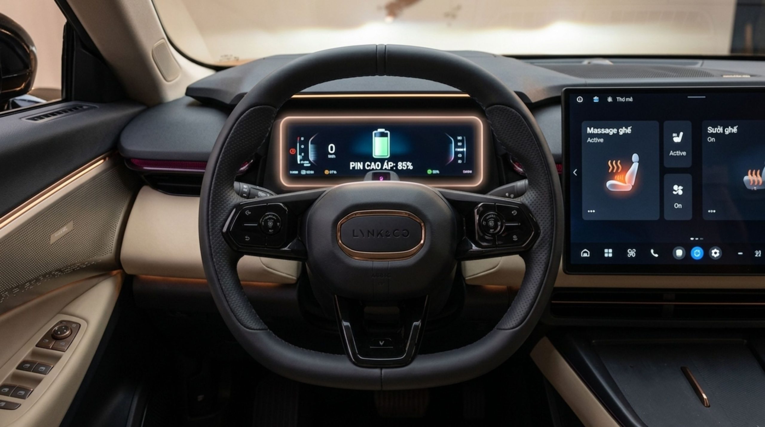 Vô lăng và màn hình giải trí trung tâm xe Lynk & Co 08 hiển thị tính năng massage ghế, sưởi ghế và dung lượng pin 85%