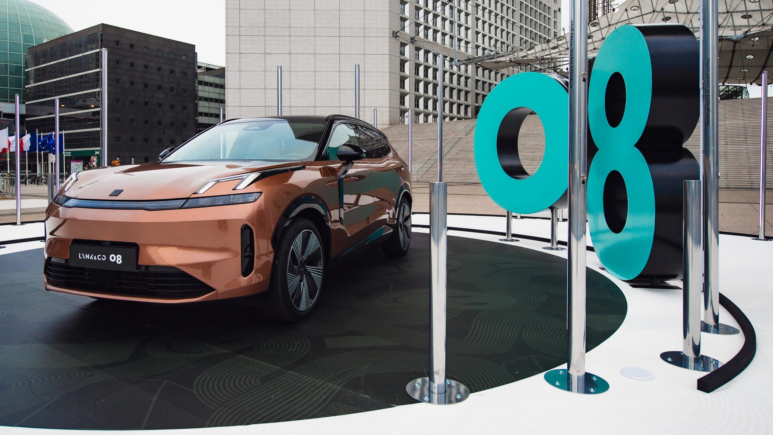 Xe điện Lynk & Co 08 ra mắt tại sự kiện La Défense, Paris.