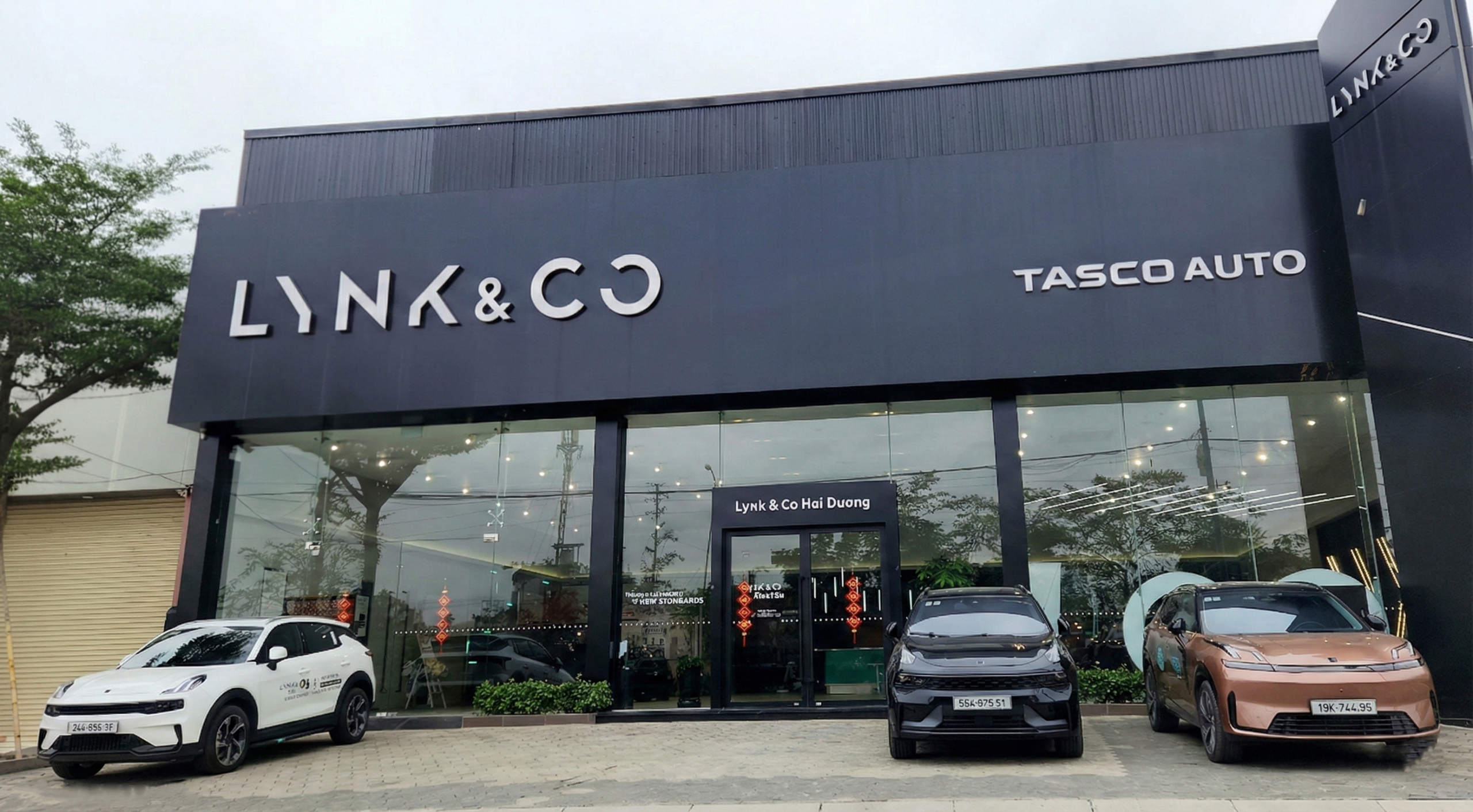 Khám phá Lynk & Co Experience Center tại Hải Dương, Việt Nam. Không gian trưng bày xe đẳng cấp, tích hợp công nghệ sạc thông minh và dịch vụ VIP dành riêng cho khách hàng yêu công nghệ.