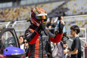 Tay đua đội Lynk & Co Teamwork Motorsport giơ hai ngón tay cái ăn mừng chiến thắng tại giải đua TCR China 2026