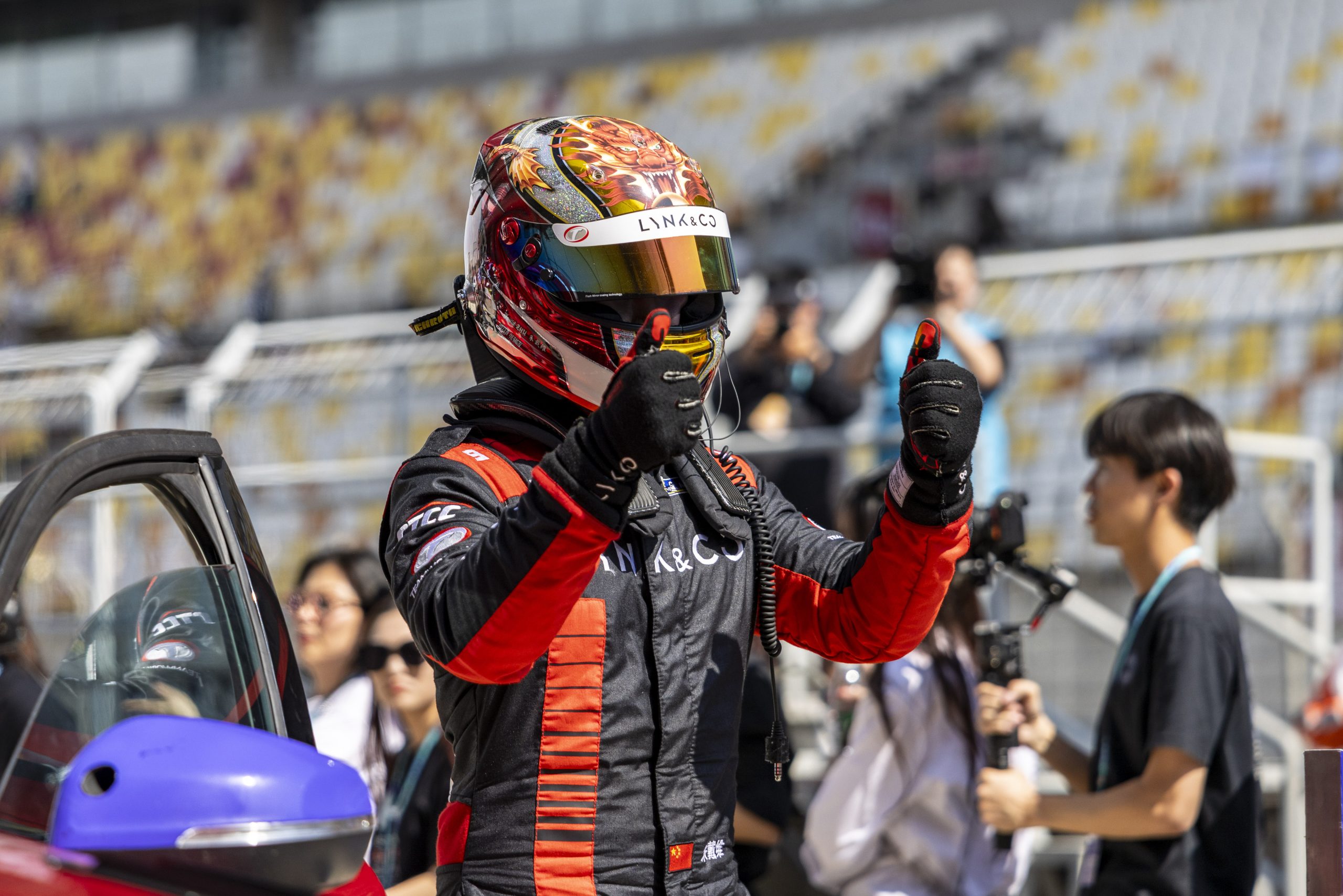 Tay đua đội Lynk & Co Teamwork Motorsport giơ hai ngón tay cái ăn mừng chiến thắng tại giải đua TCR China 2026