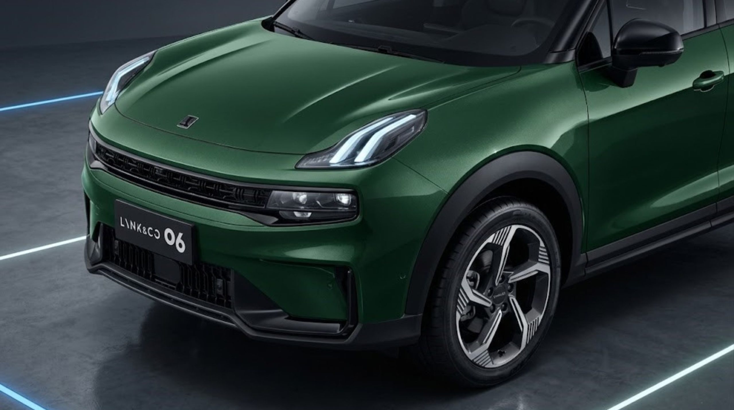 Cận Cảnh Ngoại Thất Xe SUV Lynk & Co 06 Màu Xanh Lục Thể Thao