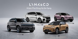 Một lineup chuyên nghiệp gồm bốn mẫu xe Lynk & Co (01, 06, 08, 09) được sắp xếp trên bề mặt sáng phản chiếu trong môi trường studio, với tiêu đề tiếng Việt 'Khám Phá Dòng Xe Đa Dạng' và logo 'LYNK & CO' ở trên cùng. Mỗi chiếc xe được gắn nhãn tên mẫu riêng rõ ràng